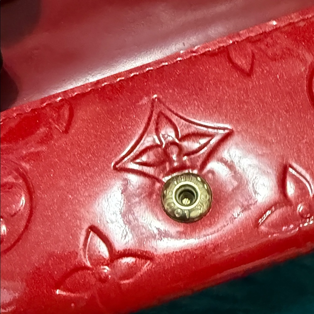 Louis Vuitton Scarlet vernis key holder Wallet with Gold Chain - Picture 9 of 11
